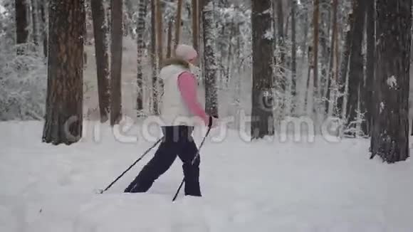 冬天在树林里斯堪的纳维亚的一位老年妇女走在人行道上养老金领取者穿得很暖和什么视频的预览图