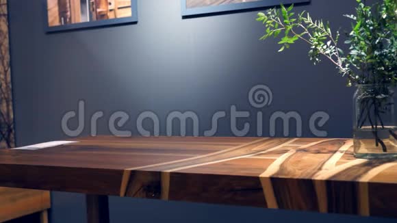 由各种木材制成的现代木桌视频的预览图