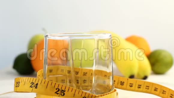 新鲜的柑橘类水果旋转健康饮食概念的视频片段橙汁倒在玻璃伤口里视频的预览图