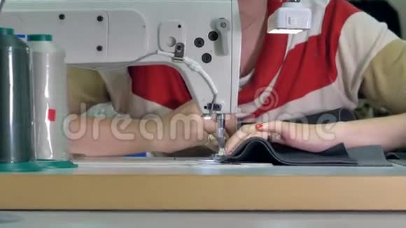 裁缝在灯光下缝在机器上视频的预览图