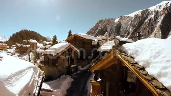 冬季乡村旅游雪覆盖房屋雪冬季景观鸟瞰视频的预览图