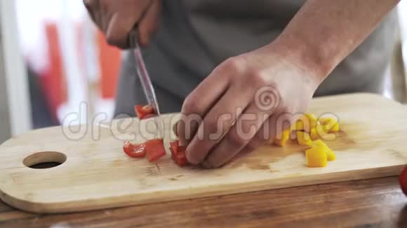 厨师给一个黄红甜椒切片放进碗里视频的预览图