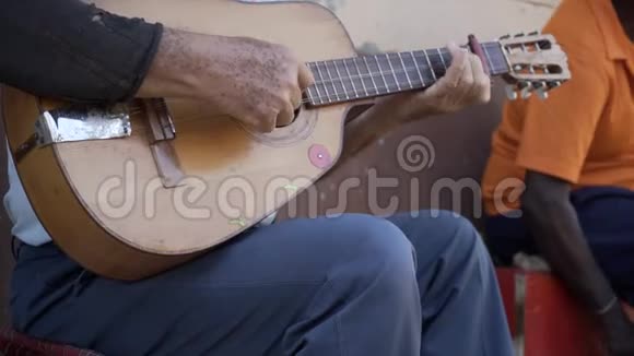 可怜的街头音乐家弹吉他视频的预览图