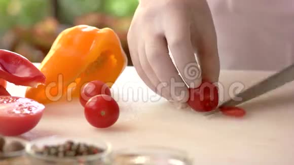 手切樱桃番茄视频的预览图