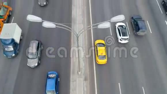 一辆黄色的出租车在公路桥下行驶4K视频的预览图