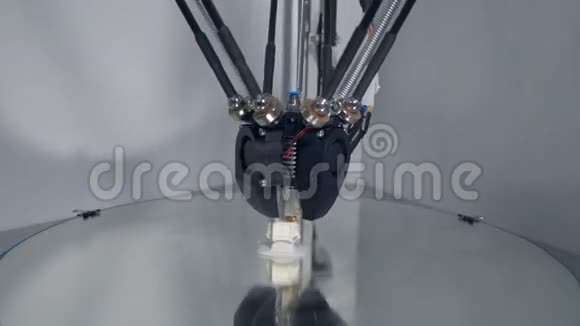 一个带有悬挂挤压机的3d打印机创造了一颗珍珠而机器人玩具4K视频的预览图