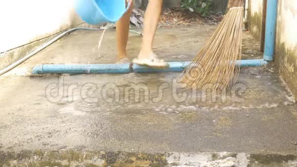 女洗水泥地面视频的预览图