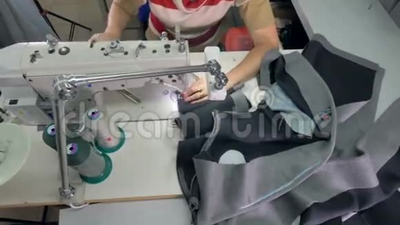 工业缝纫机裁缝的俯视图视频的预览图