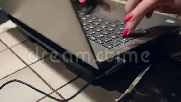年轻女子的手在她的笔记本电脑里打字视频的预览图
