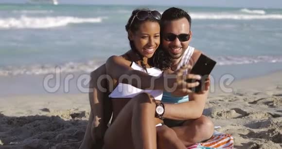 快乐的情侣在沙滩上自拍视频的预览图
