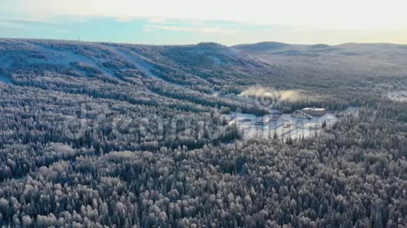 山顶滑雪基地的顶部景观录像雪覆盖的山脉全景有滑雪坡和娱乐视频的预览图