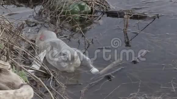 污染的河岸生态灾难视频的预览图