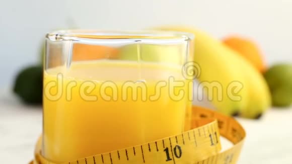 新鲜的柑橘类水果旋转关于健康食品和饮食概念的视频片段橙汁装在一个杯子里视频的预览图