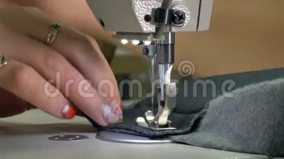 裁缝慢慢地缝制一种短而厚的布料视频的预览图