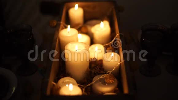 很多蜡烛是为圣诞节点燃的视频的预览图