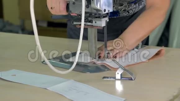 裁缝剪一块双折布视频的预览图