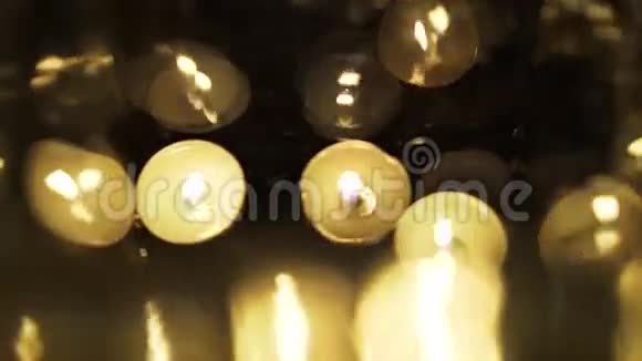 漂浮的蜡烛在黑暗中发光俯视视频的预览图