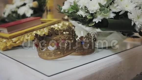 教堂婚礼用的两个皇冠视频的预览图