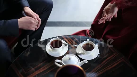 双手观看在咖啡馆的咖啡休息时间女人正在给男人看订婚戒指视频的预览图