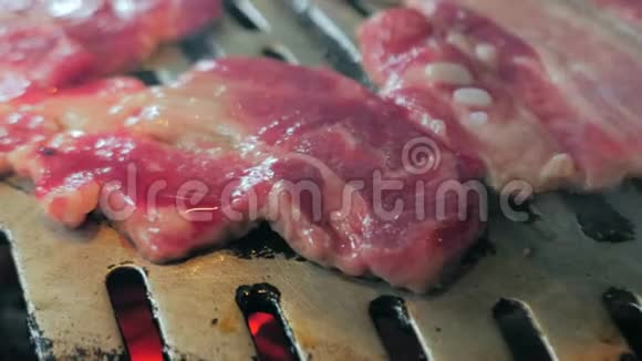 餐厅提供韩式烧烤美味多汁的肉牛排在韩国烧烤烤盘上烹饪专业烹饪视频的预览图