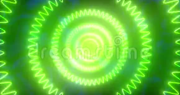 在烟雾弥漫的背景下以圆形形式形成的无缝环形绿色霓虹灯隧道视频的预览图