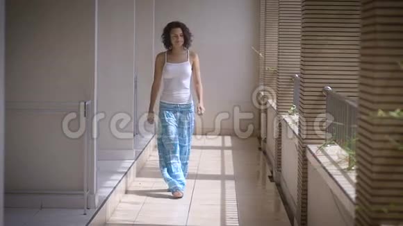 娱乐酒店走廊里可爱的女孩布鲁内特沿着走廊走走到阳台的柱子上一个女人视频的预览图