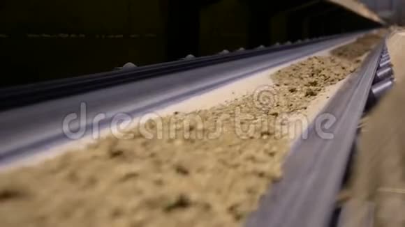 特写镜头粘土在传送带上移动土碎石分离细化过程粘土开采视频的预览图