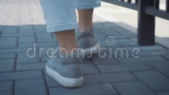 穿白色运动鞋的女性腿部特写视频的预览图
