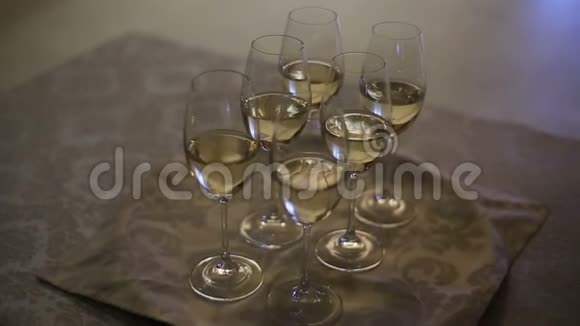 婚礼桌上的香槟杯上的特写镜头视频的预览图