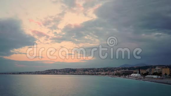 法国尼斯日出美丽的海岸线和豪宅视频的预览图
