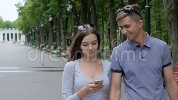 浪漫的情侣沿着公园散步视频的预览图