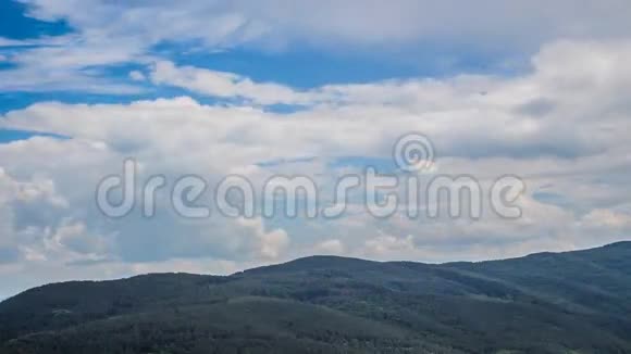 乌云笼罩着大山视频的预览图