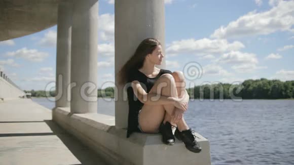 坐在河边的年轻美女视频的预览图