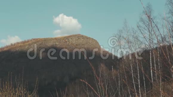 带云和蓝天景观的山视频的预览图