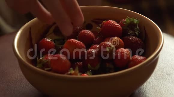 草莓女孩手拿盘子里的草莓视频的预览图