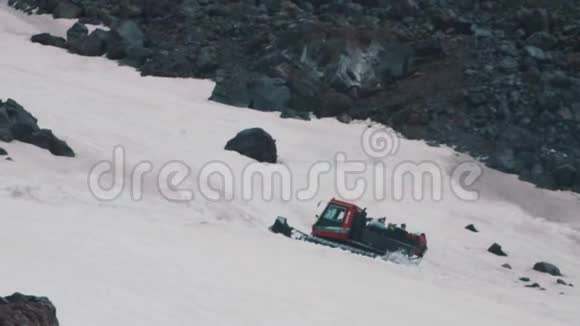 山腰上的雪猫毛毛虫机器和游手好闲视频的预览图
