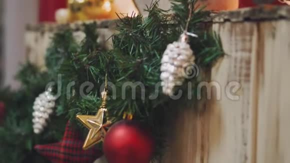 女人用圣诞彩灯装饰圣诞树的手视频的预览图
