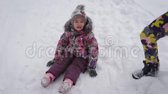 小宝宝坐在洁白的雪地上哭泣出了点事也许他是从雪橇上摔下来的对他来说视频的预览图