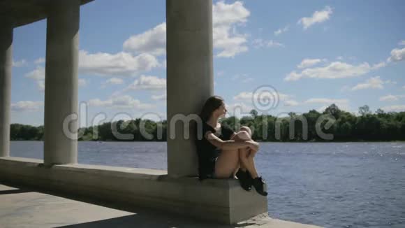 坐在河边的年轻美女视频的预览图