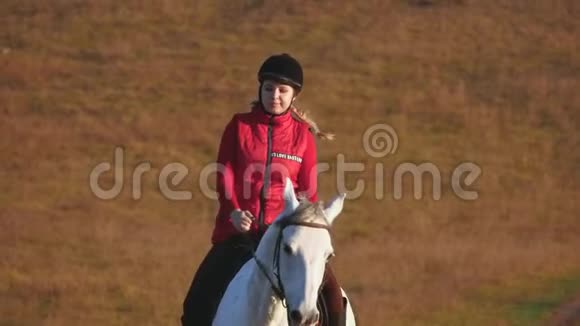 骑着马在草地上飞驰的女孩慢动作视频的预览图