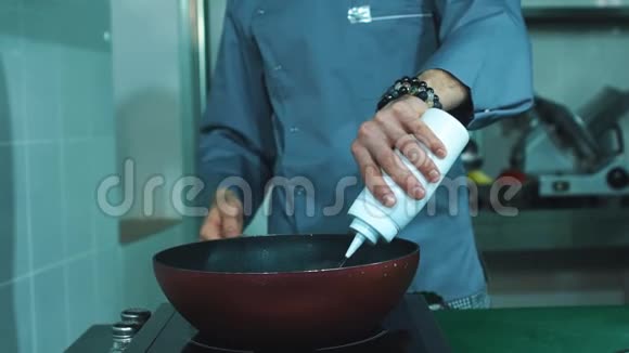 厨师在炒锅里用火做饭商业厨房的专业厨师视频的预览图