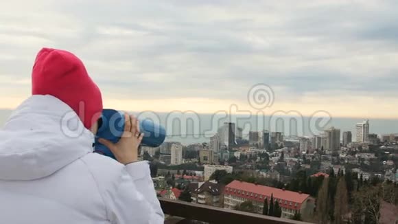 年轻的女游客从观景台看城市视频的预览图
