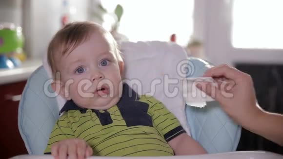 婴儿被食物覆盖妈妈帮助幼儿宝宝洗脸开心笑萌娃饭后视频的预览图