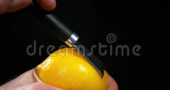 黄色柠檬味柑橘柠檬味黑色背景视频的预览图