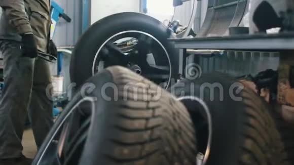 汽车维修工人机械车间视频的预览图