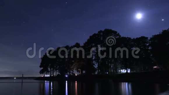 夜间在树下湖边露营的时间视频的预览图