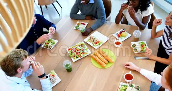 行政人员一起在自助餐厅吃早餐视频的预览图