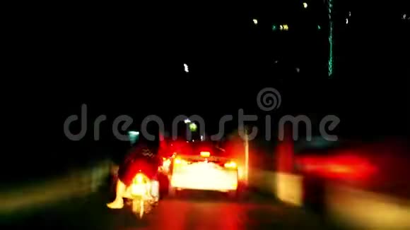 高速汽车驾驶夜间交通灯视频的预览图