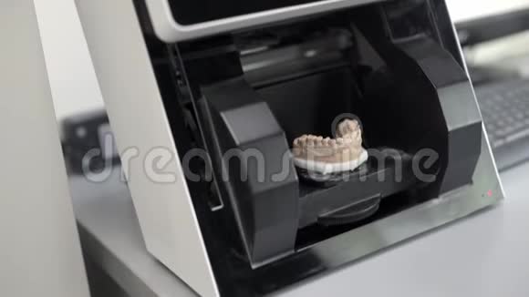 实验室牙科3D扫描仪的特写镜头视频的预览图