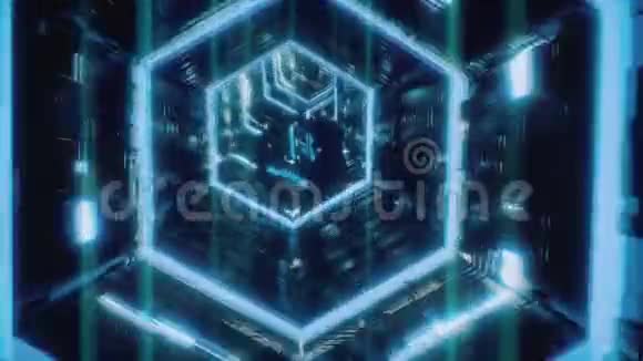 计算机生成的抽象背景镜面多面体在生动的蓝色霓虹灯照亮的六边形隧道中飞行视频的预览图